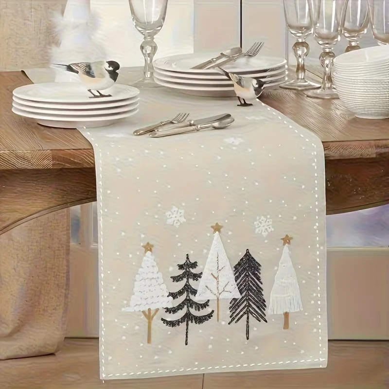 Weihnachts-Tischläufer in beige und brauner Winterlandschaft, verziert mit Düsenschneeflocken und Sternen. Weihnachts-Tischdekoration