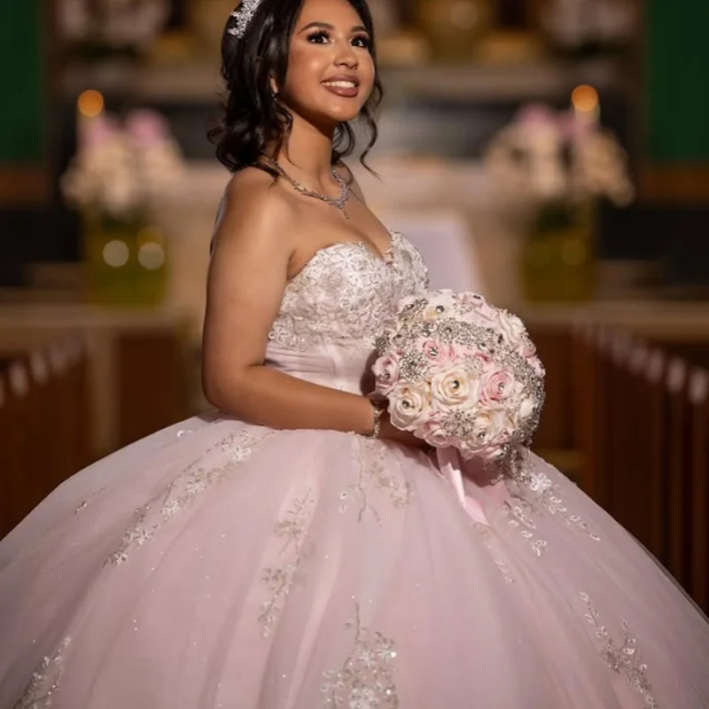 Sukienki Quinceanera w kolorze jasnoróżowym na zamówienie, z odkrytymi ramionami, cekinową aplikacją, koronkowymi kwiatami, długim trenem, Vestido 15 Quinceanera