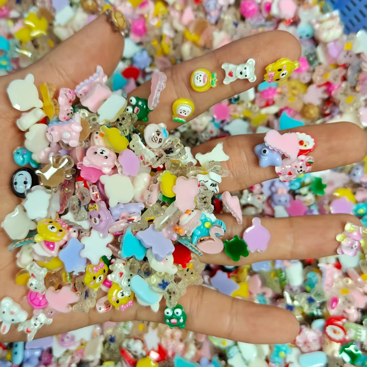 100 قطعة/الحزمة دلايات راتينج كرتونية مصغرة عشوائية - شخصيات كرتونية لطيفة على شكل دب وأرنب ومختلف للحرف اليدوية، ديكورا الوحل