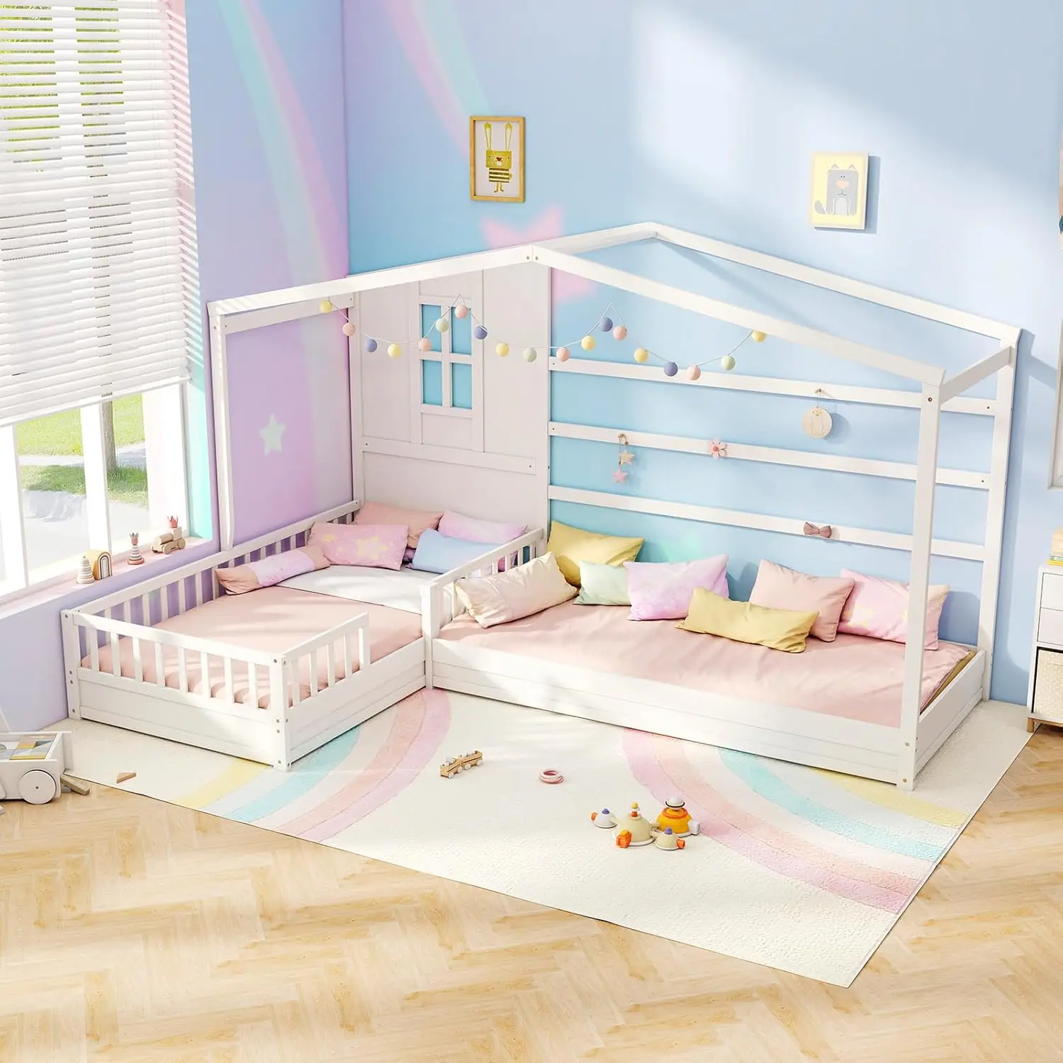 Cama con plataforma de casa de madera con ventana y techo, camas dobles en forma de L MAT EXPERT para niños dobles, valla y listones, esquina