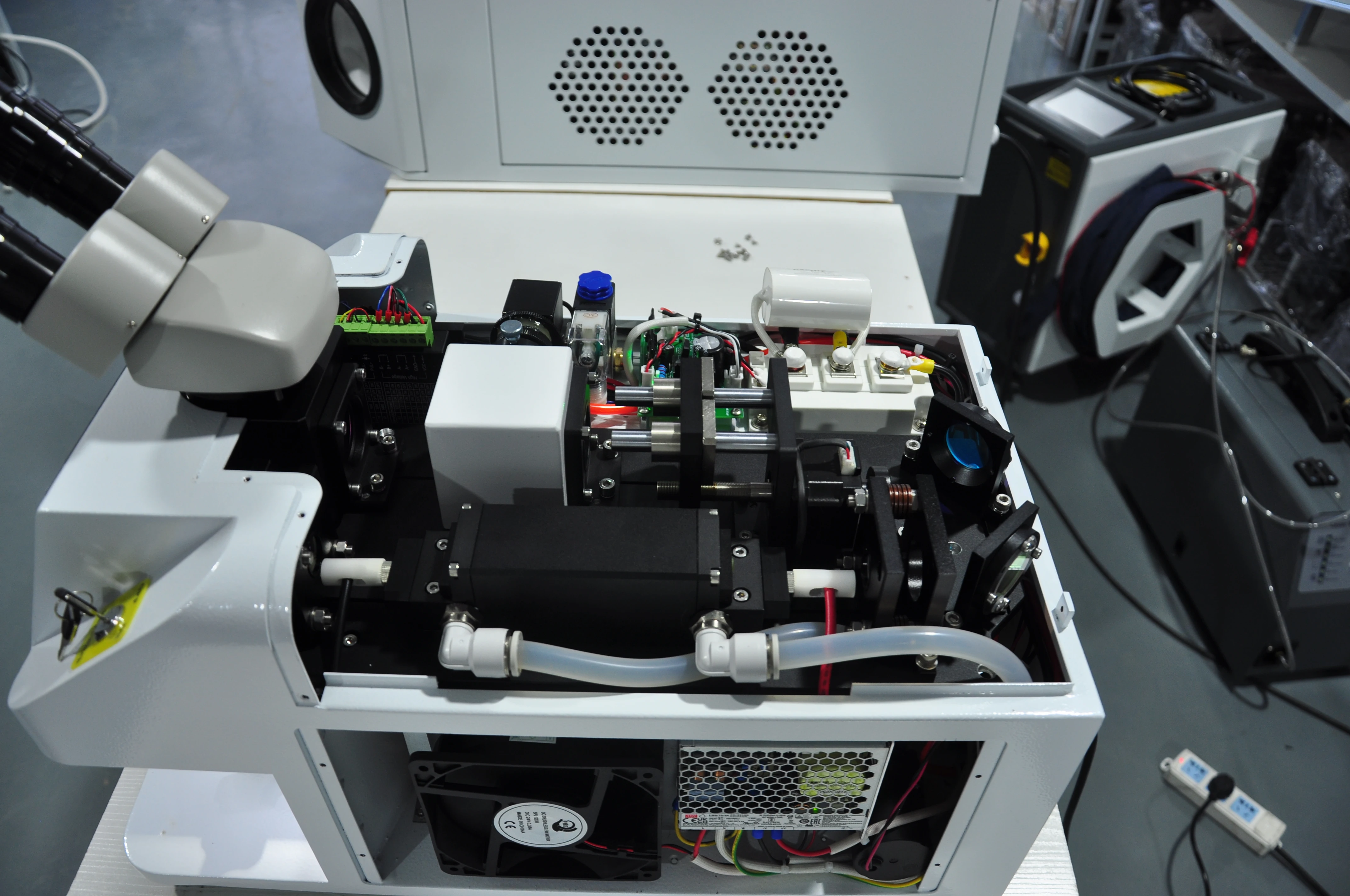 

TH-JW100/A 100 Вт YAG Лазерная система для сварки ювелирных изделий с камерой CCD Легкий настольный аппарат для точечной сварки Золото Серебро Ремонт 220 В