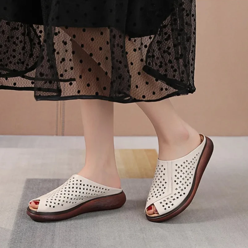 

Новинка 2023 года, летние кожаные тапочки из спилка, обувь на танкетке 4 см, нескользящая пляжная обувь с открытым носком