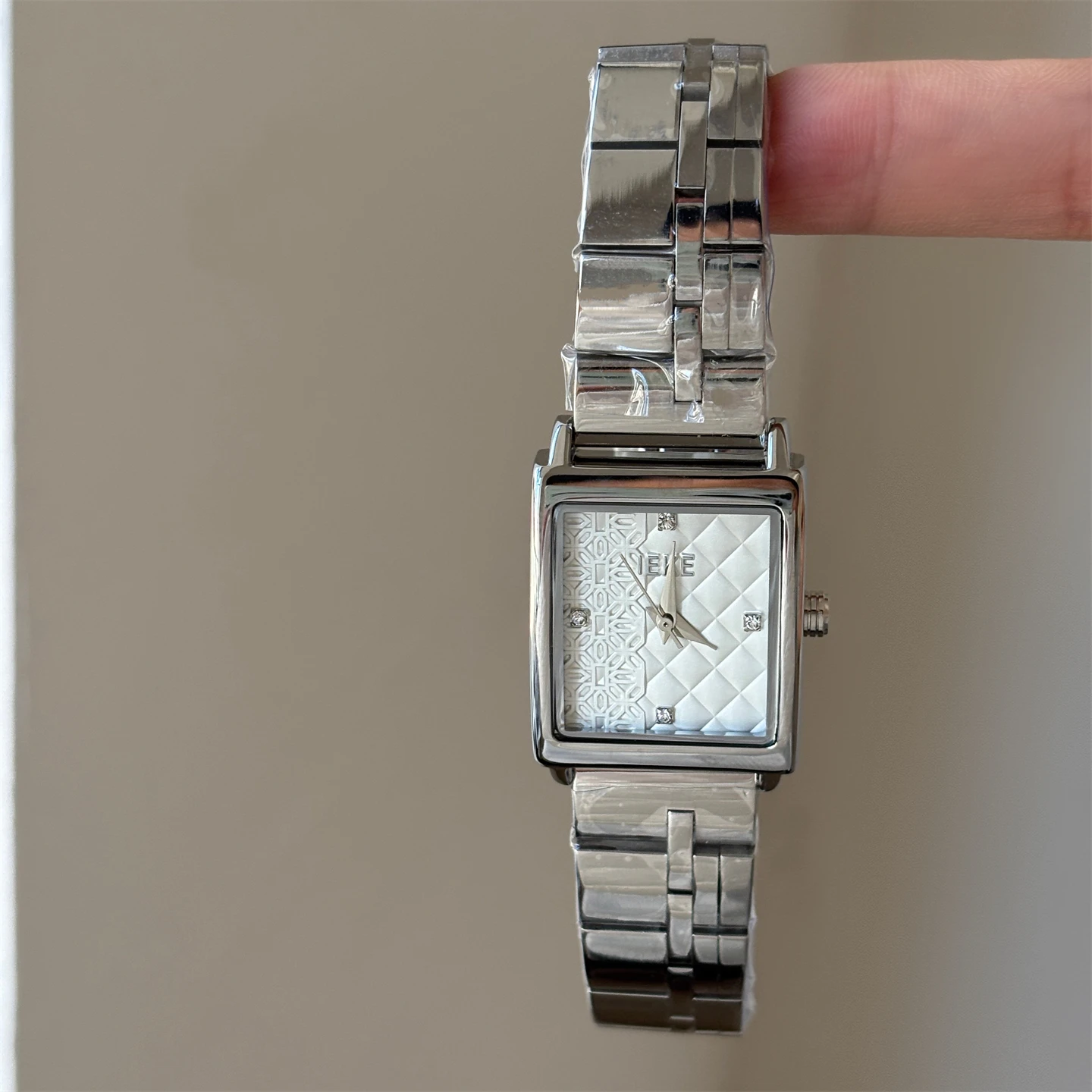 

Square-Shaped Engraved Steel Strap Watch For Women, Design, Luxurious And High-Value, Women'S Wristwatch, Fashion Quartz Watch.