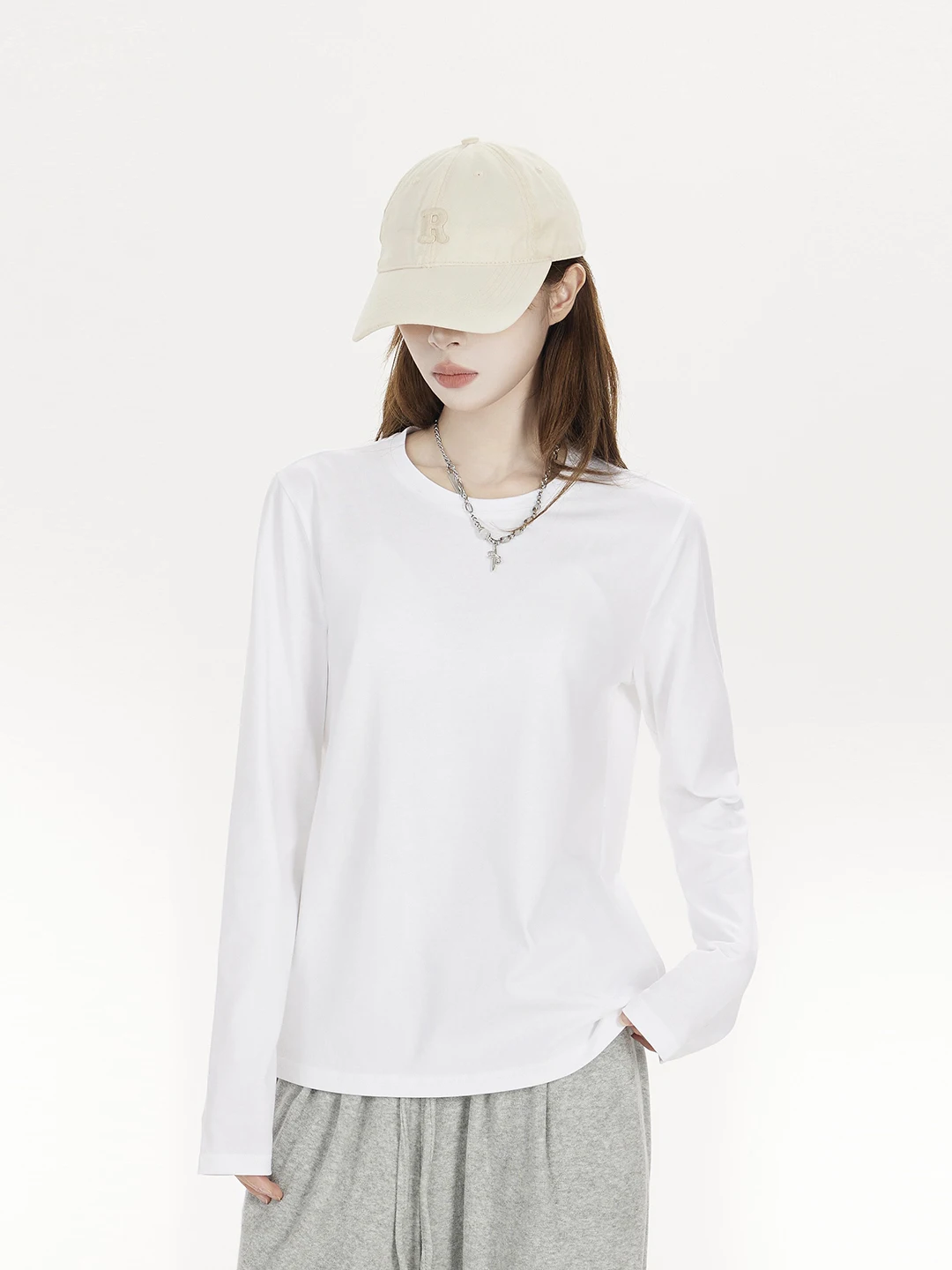 

Белая свободная футболка с длинным рукавом и круглым вырезом, женская базовая футболка для многослойных образов, простая, универсальная, стройнящая, в корейском стиле, топ