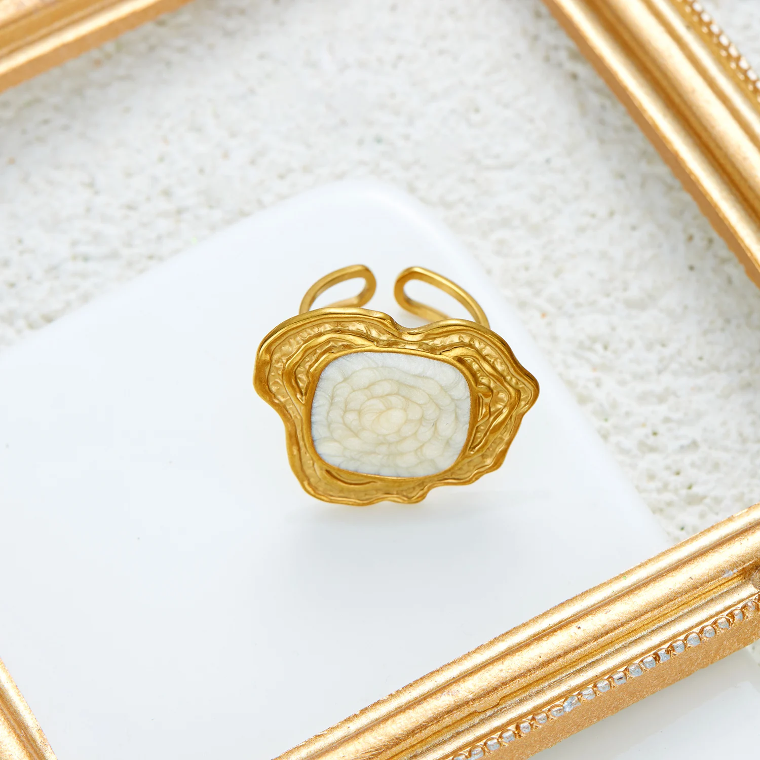 Wavy Statement Open Ring for Woman Gold Plated Hammered Metal Annular Shell‑Textured Inlay Adjustable Finger Jewelry Present