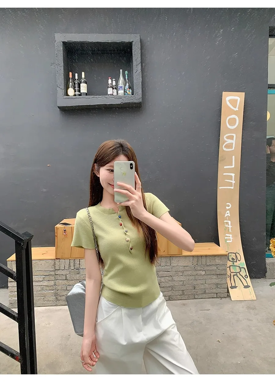 2026 Sommer Dopamin Bunte Knöpfe T-Shirt Schmal Geschnitten Kurzarm Damen T-Shirt Trendiges Figur-Schmeichelndes Klein-Blau Strick-Oberteil – Detail 25