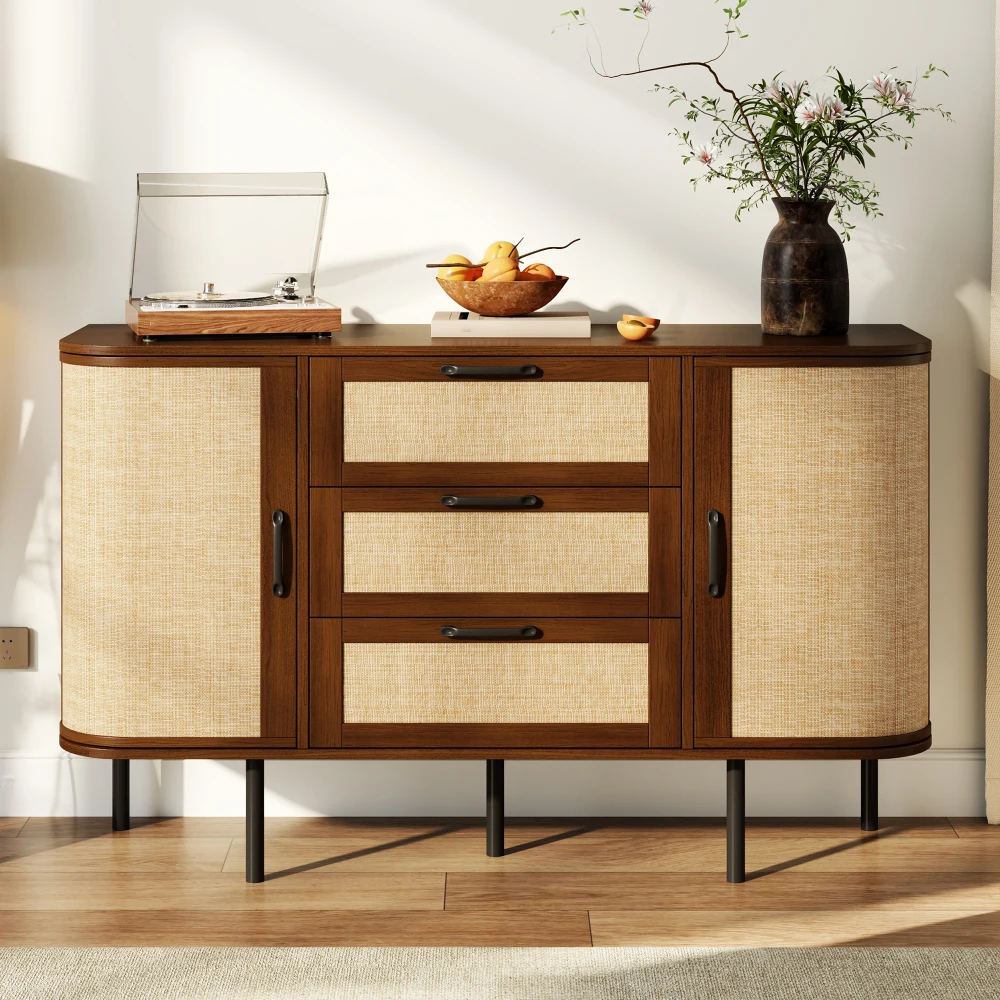 Buffet bas de rangement, construction en MDF avec coins arrondis, 2 portes battantes et 3 tiroirs, panneaux frontaux tressés, étagères coulissantes réglables en hauteur, poignées de barre noires et pieds en métal noir.