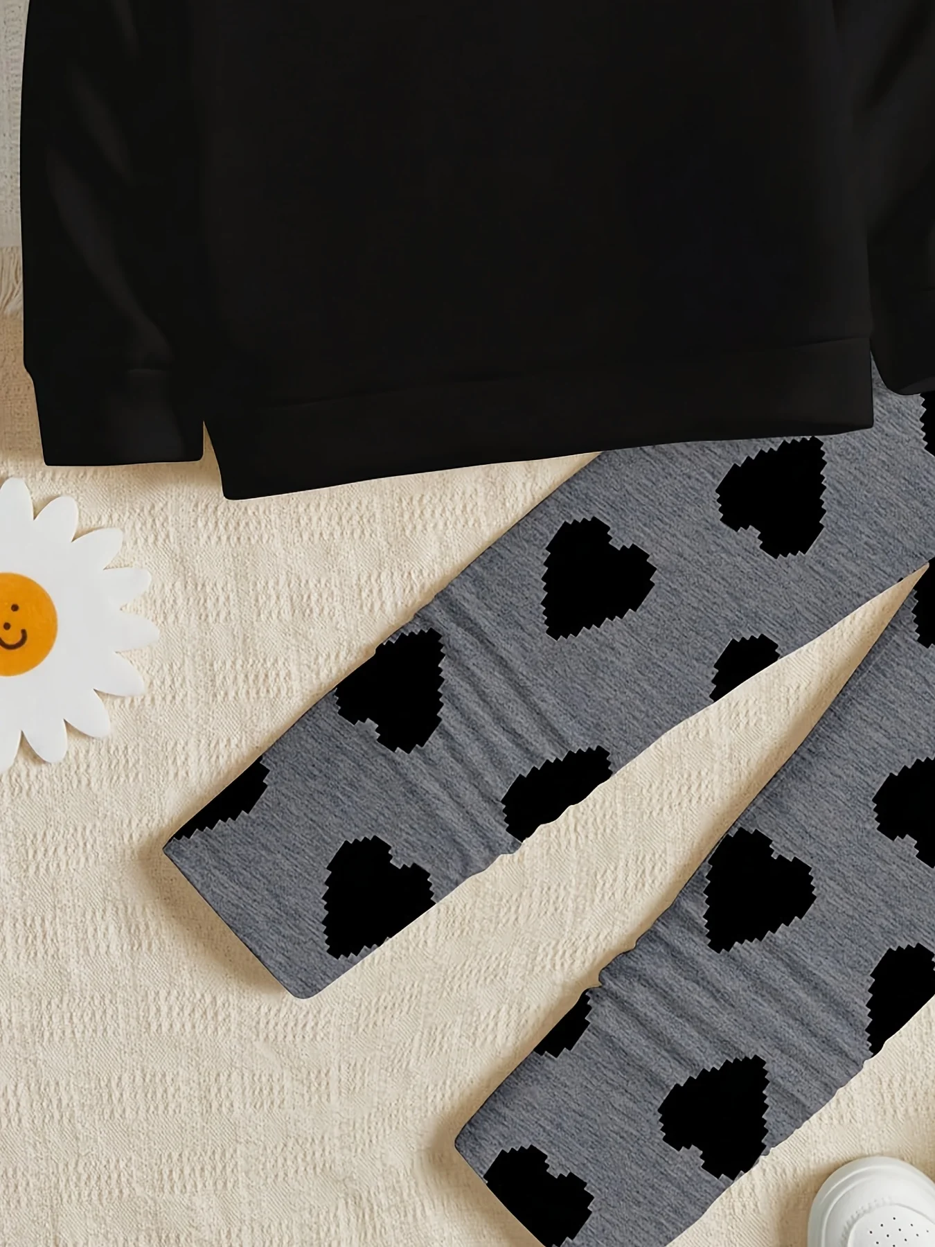 Herbst-Outfit-Set für Mädchen: schwarzes Rundhals-Sweatshirt + graue Leggings mit Herz-Print, zweiteiliges Set, geeignet für Mädchen über 3 Jahre, vielseitige Kleidung für drinnen und draußen im Herbst und Winter. – Detail 6