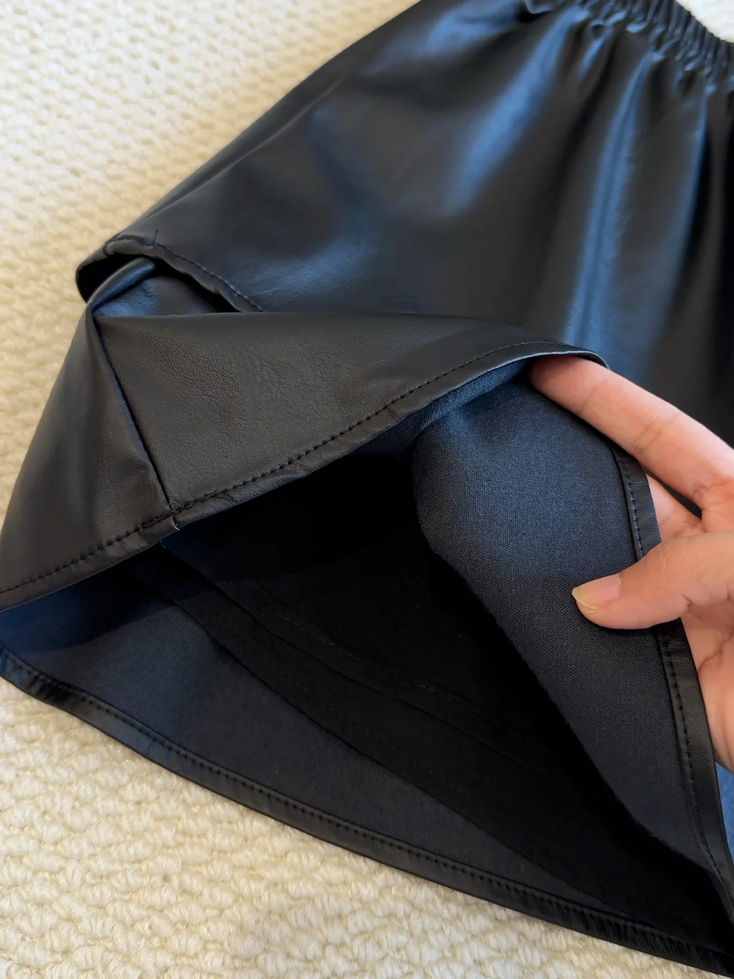 Lotusblatt Rand kleiner Lederrock Halbkörperrock für Frauen Herbst und Winter koreanische Version PU-Leder schlankmachender A-Linien-Rock