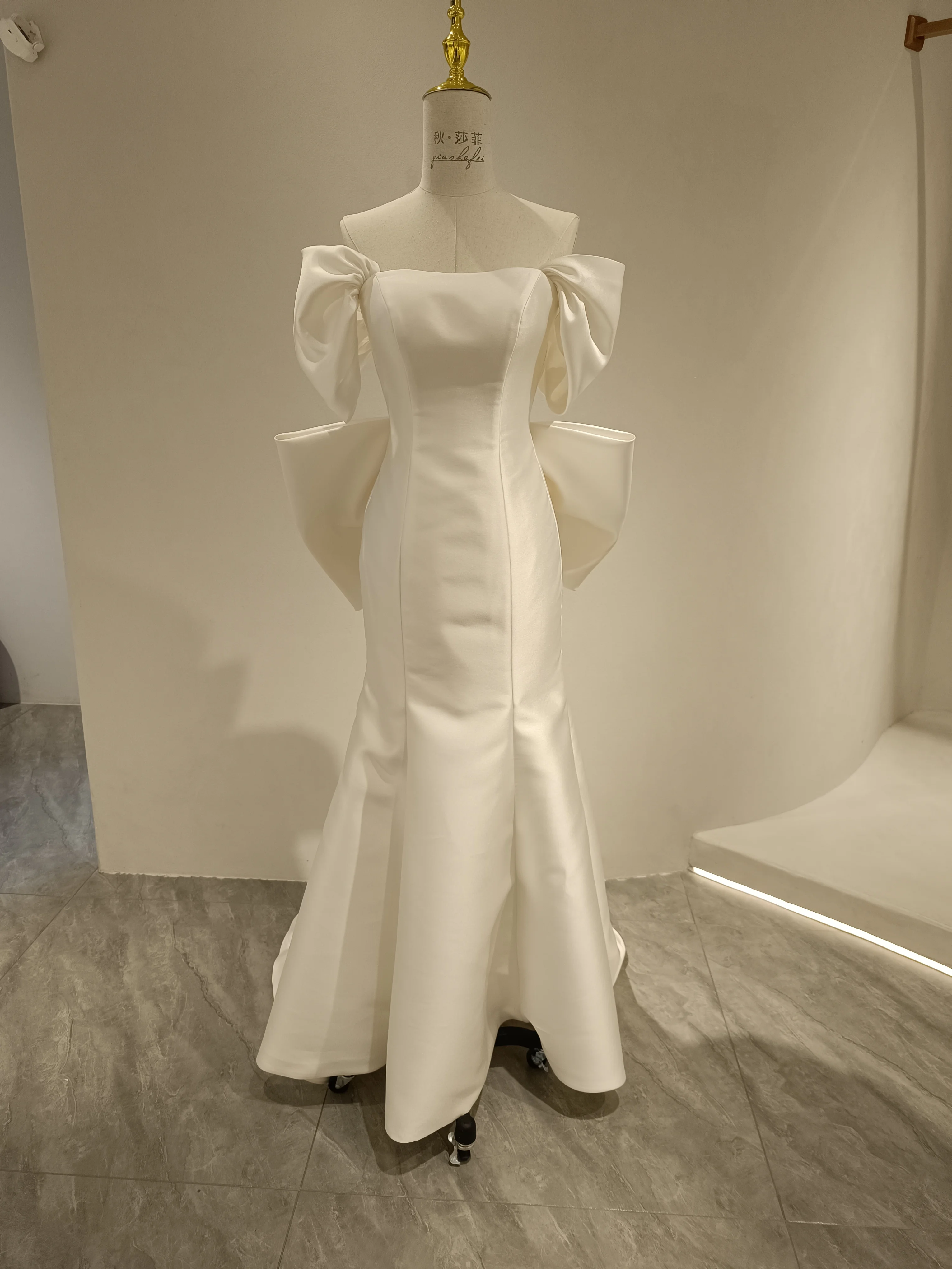 

Свадебное платье Русалка Mikado со съемным рукавом и открытыми плечами со шлейфом