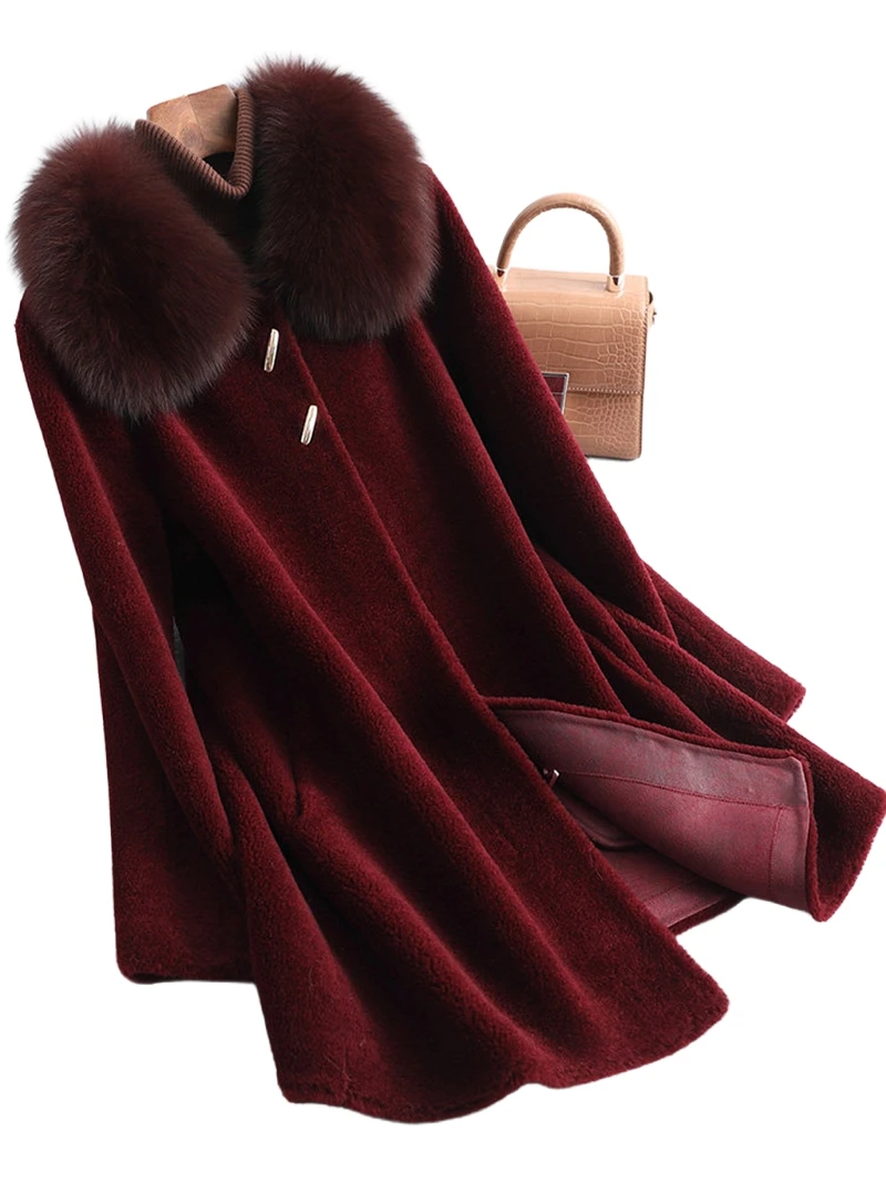 

A medium-length fox fur collar fur coat for middle-aged and elderly women