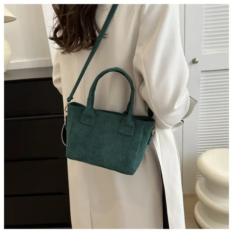 

B Solid Color Crossbody Bag Minimalist Corduroy Trend Commuting Shoulder Bag Literary Fashion Portable Bucket Shoulder Bag