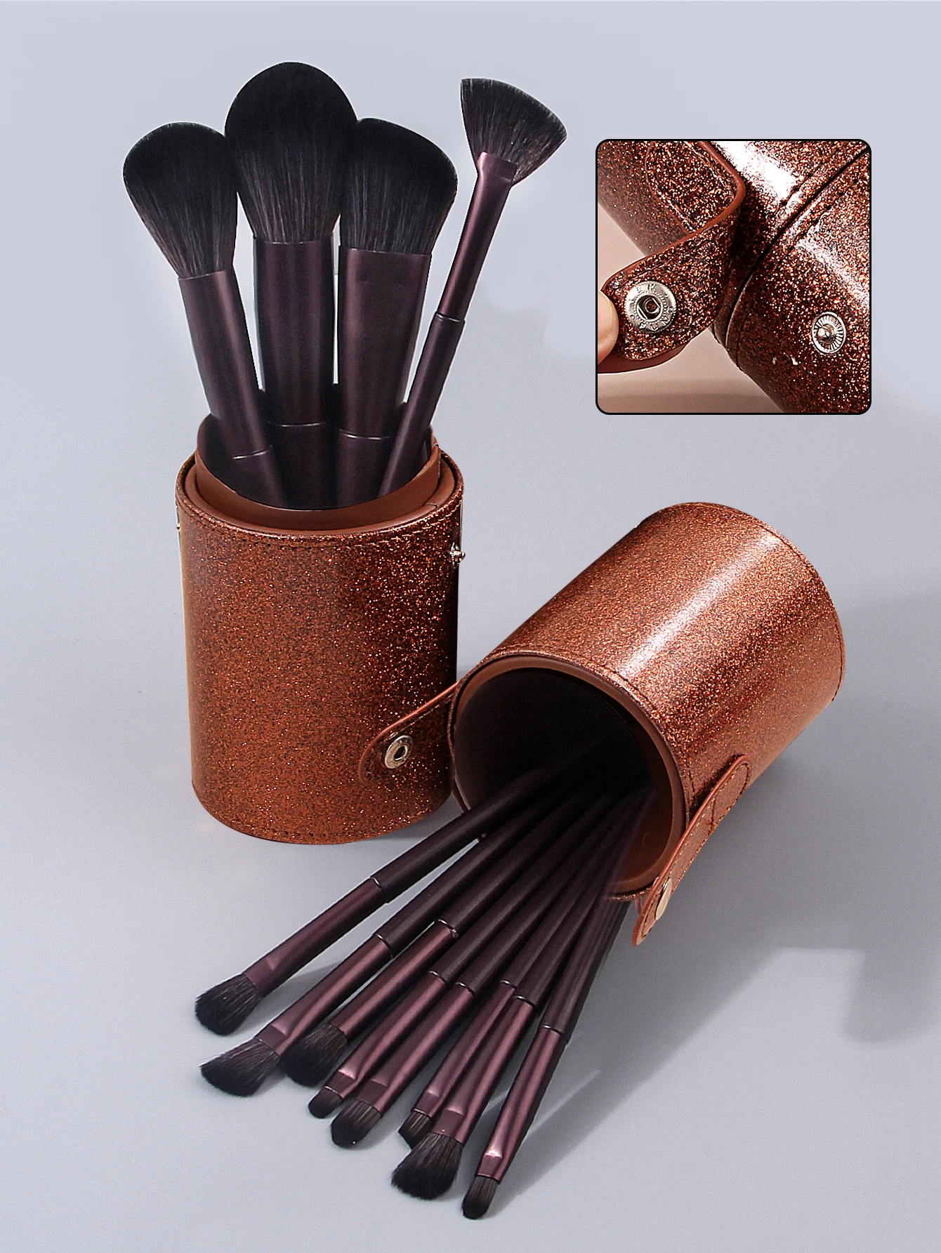 Ein hochwertiges 12-teiliges Make-up-Pinsel-Set mit Aufbewahrungseimer, weichen und hochwertigen Faserborsten und tragbaren Reise-Make-up-Werkzeugen
