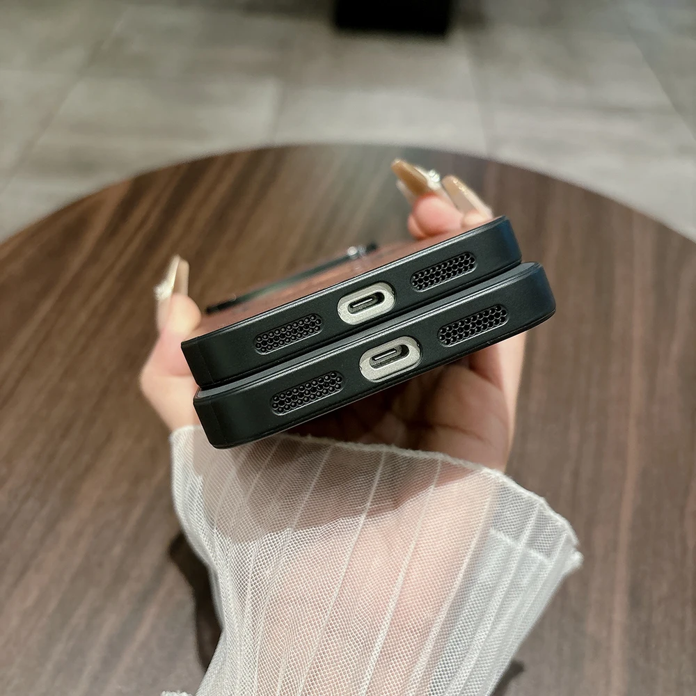 Retro Luxe Huidvriendelijke Schapenvacht Maple Leaf Case voor IPhone 17 Air 13 12 11 Pro Max 16 15 14 Plus Magnetische Lading Achterkant