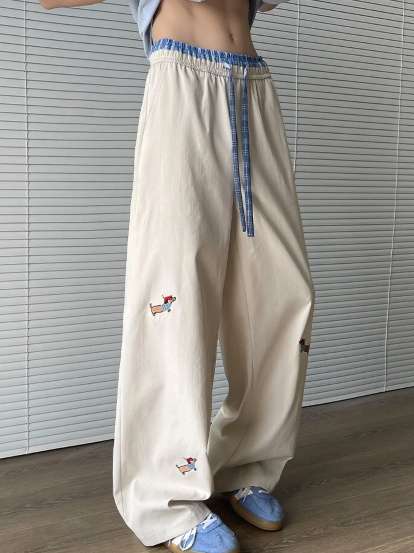 Novas calças esportivas casuais, novas calças de cintura alta para emagrecimento e aumento de altura, calças esportivas casuais de perna reta, estilo americano moderno e moderno, calças de perna reta bloqueadas de cor sólida para mulheres, primavera e outono bordadas