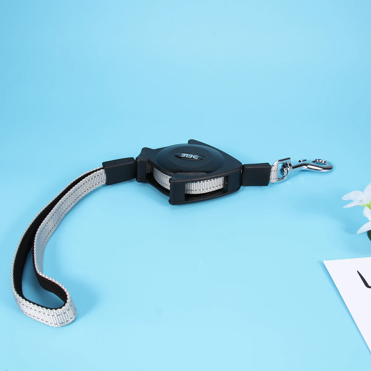 

Retractable Dog Leash Automatic Traction Rope Reflective Strips Safety Walking Leads Large Dogs Comfort Storage Thumb Lock