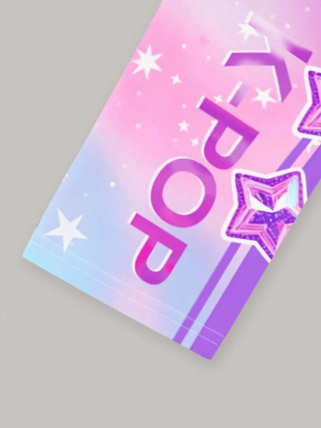 Zweiteiliges Mädchen-Outfit mit Farbverlauf im Sternenhimmel-Design und Anime-Idol-Print; bestehend aus einem kurzärmeligen T-Shirt mit Rundhalsausschnitt. – Detail 5