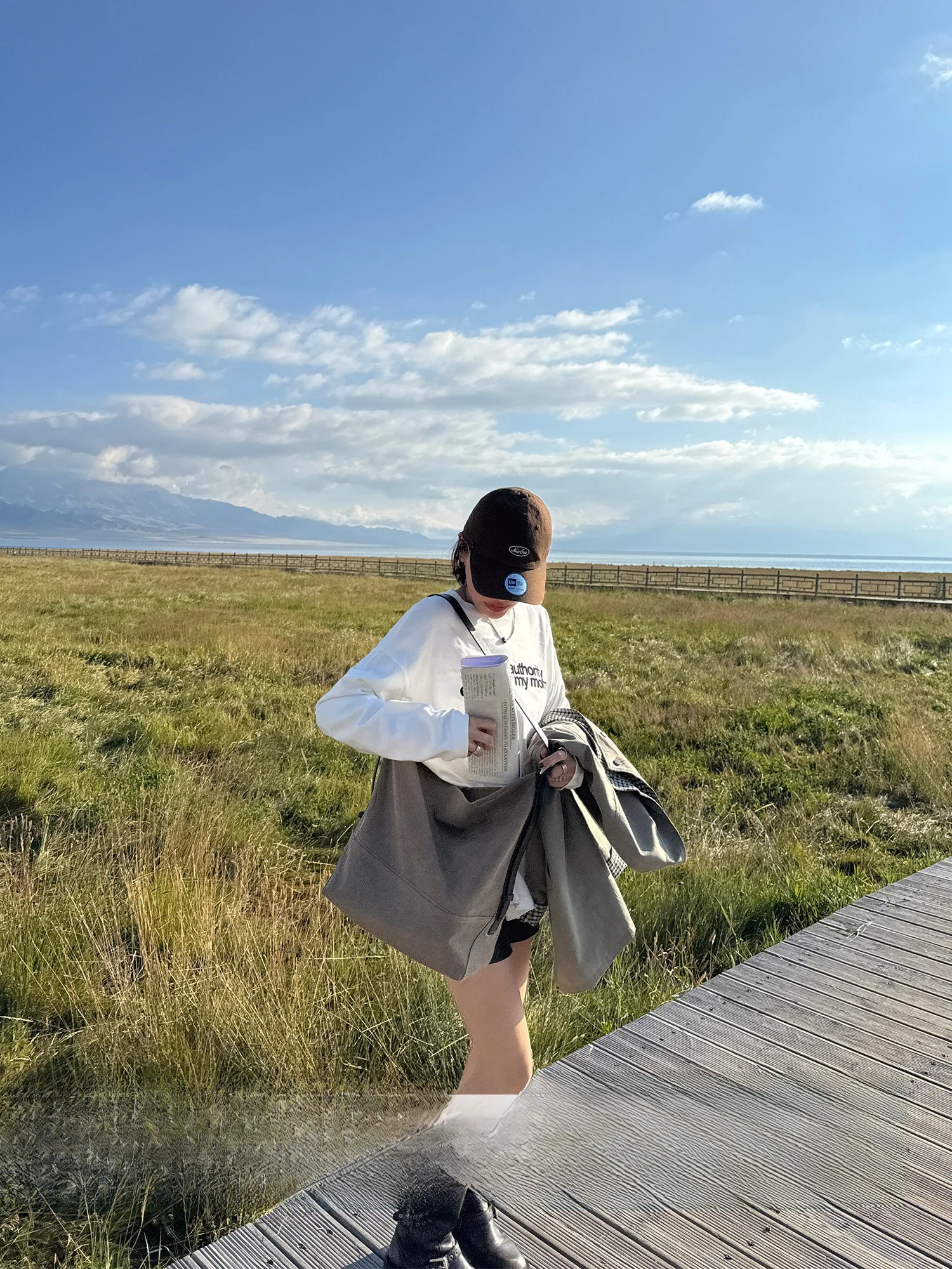 

Свободная длинная футболка Sve, женская осенняя новинка, хлопково-бархатный базовый слой с принтом, белый топ, удобная дышащая повседневная одежда