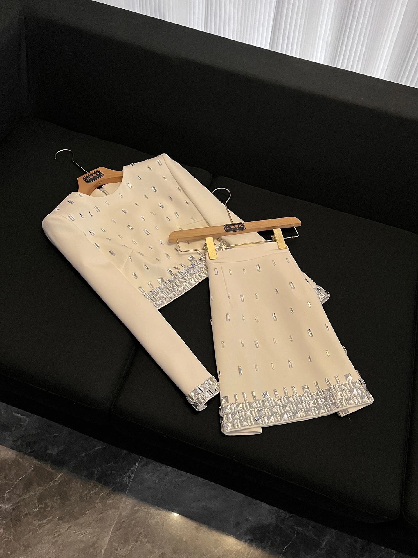 

Короткий топ с круглым вырезом и юбка с бисерной отделкой ручной работы, модный женский комплект для повседневной носки, с высокой талией, из теплого полиэфирного волокна