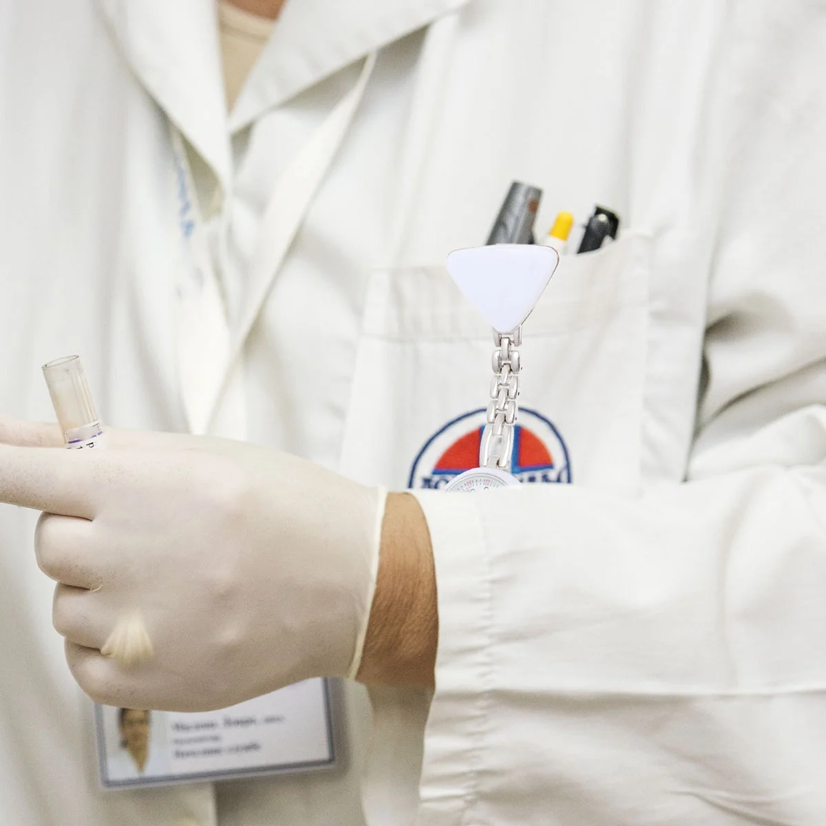 

1pc Nurse Watch Medical Lapel Pin Portable Pocket Timepiece For Doctors Nurses Unisex Waterproof Gift White Triangle Style