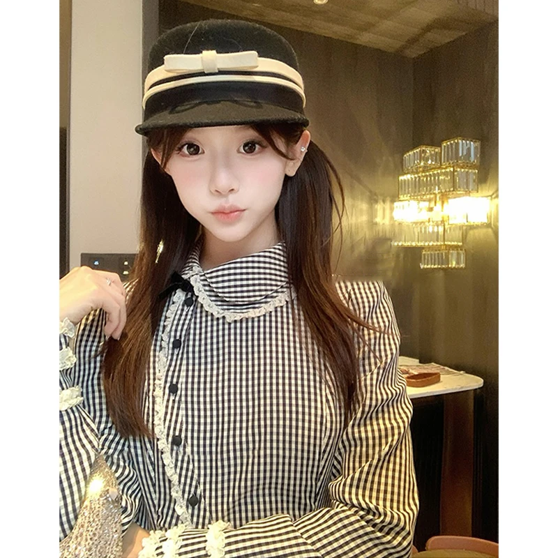 เสื้อเชิ้ตสไตล์เรโทรหวานละมุนสำหรับผู้หญิง ฤดูใบไม้ผลิ รุ่นใหม่ สไตล์ฝรั่งเศส ลายสก็อตแบบไม่สมมาตร คอปีเตอร์แพน แต่งลูกไม้ ทรงเข้ารูป เสื้อผ้าผู้หญิง