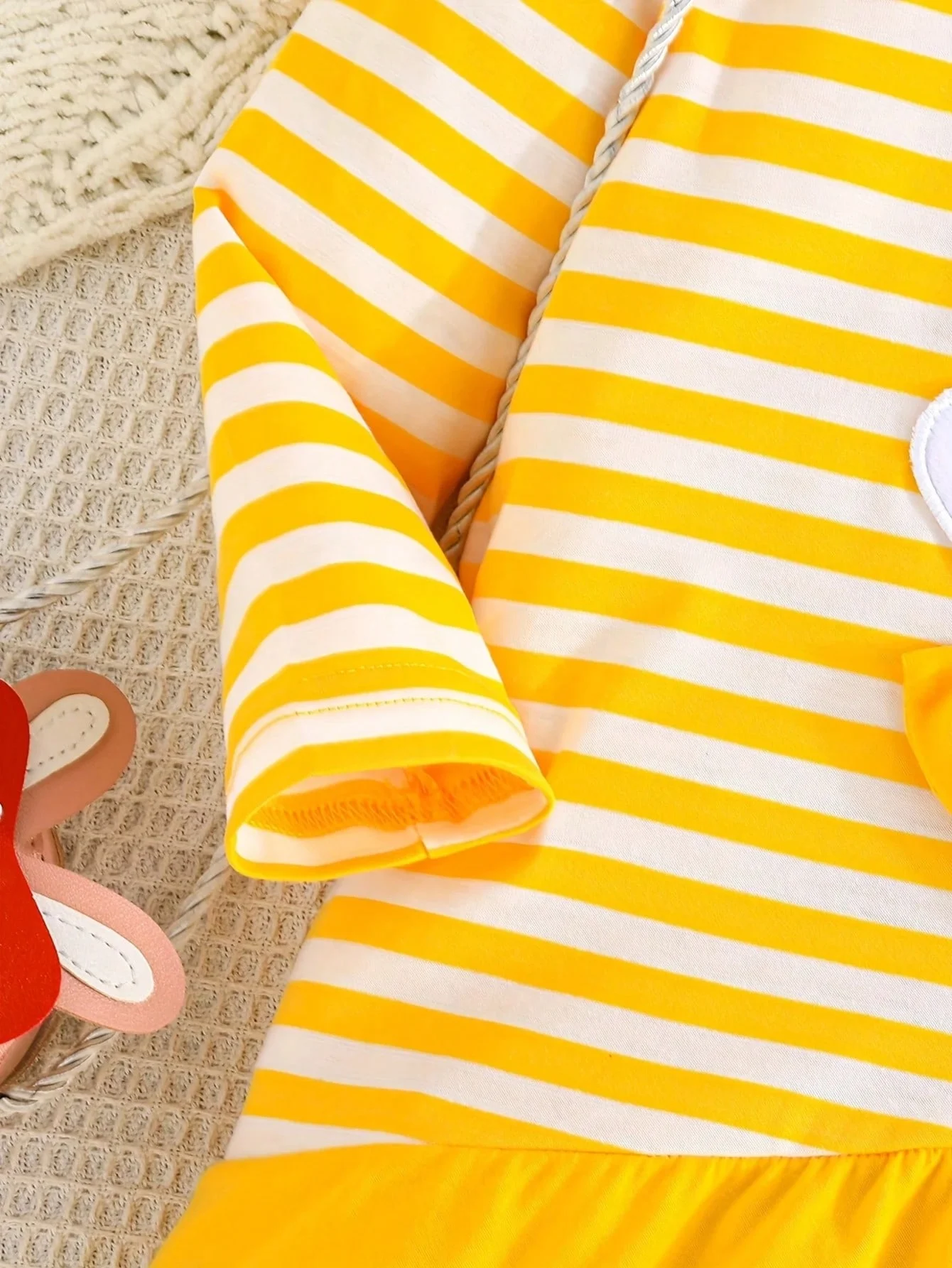 Kinderkleidung für Mädchen, süßes und niedliches Kleid mit Hasenmuster, Rundhalsausschnitt, Streifenmuster, Rüschensaum, langen Ärmeln und kurzem Rock. – Detail 6