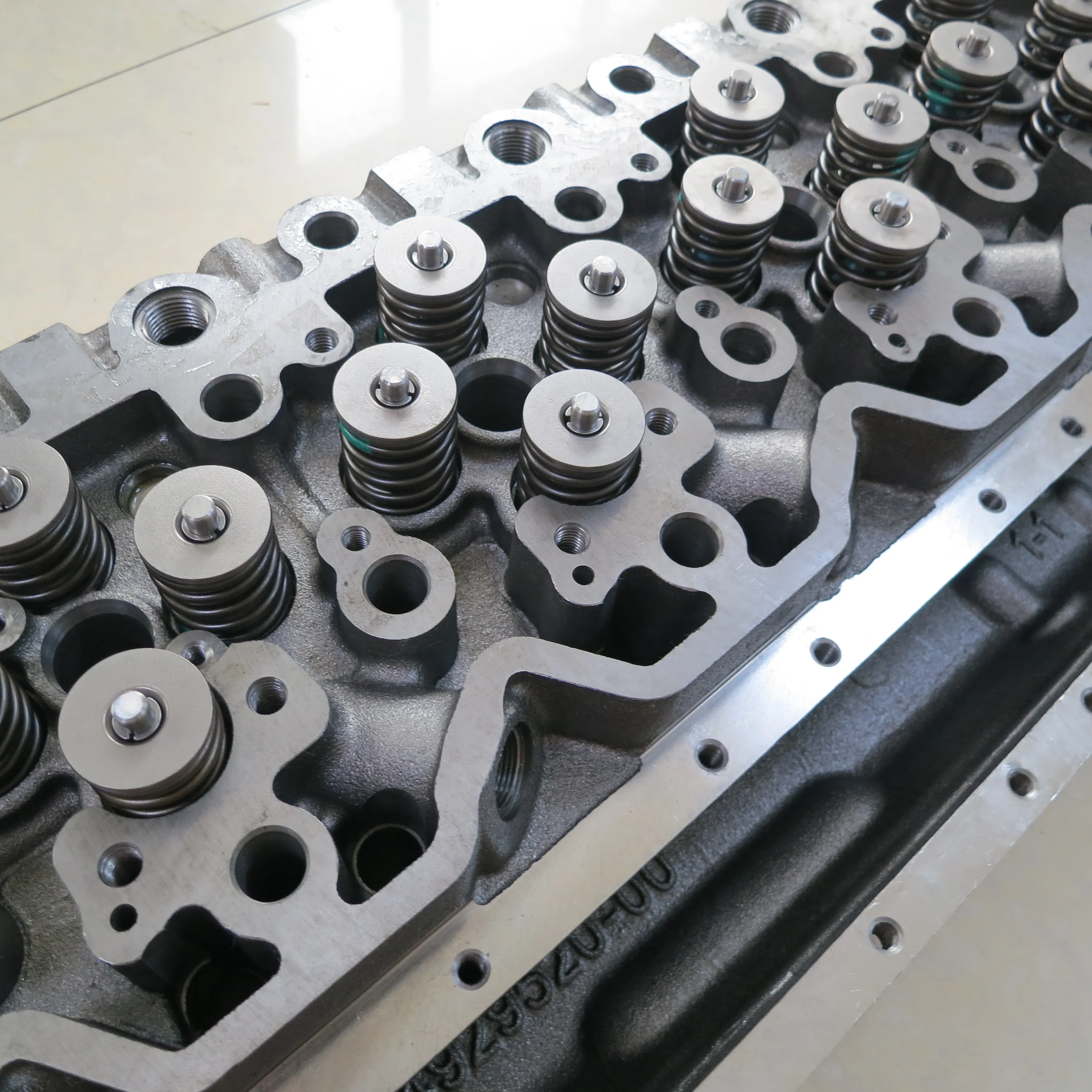 Advantage supply Dongfeng ISLE engine cylinder head 5339588