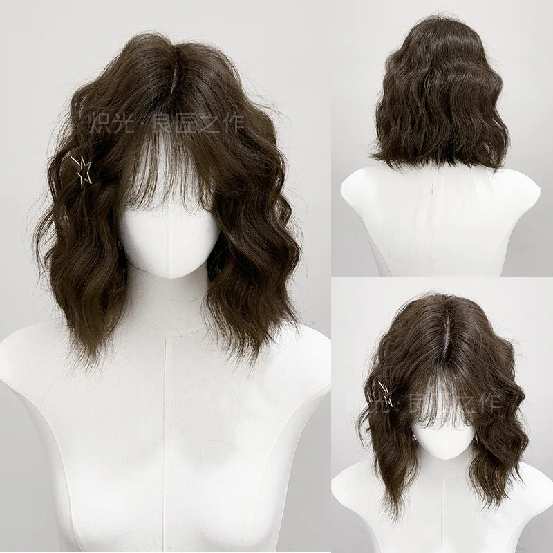 

Парик женский, короткие вьющиеся волосы, шерстяной рулон, яичный рулон, дышащий и пушистый, с имитацией всего волос, с полным покрытием головы