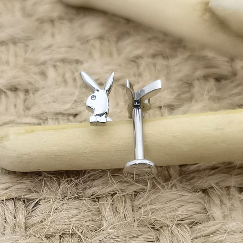 ثقب علوي على شكل أرنب من التيتانيوم ، قرط Labret ملولب داخلي ، مجوهرات جسم مسطح Tragus ، QM ASTM F136