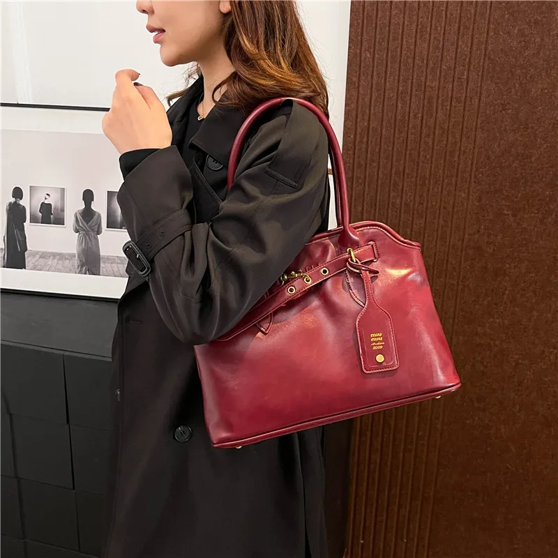 กระเป๋าเป้สะพายหลังหนังคลาสสิกหรูหราสําหรับนักช้อปหรูหราผู้ชายและผู้หญิงพร้อมการออกแบบโลโก้ตัวอักษรสีทึบ