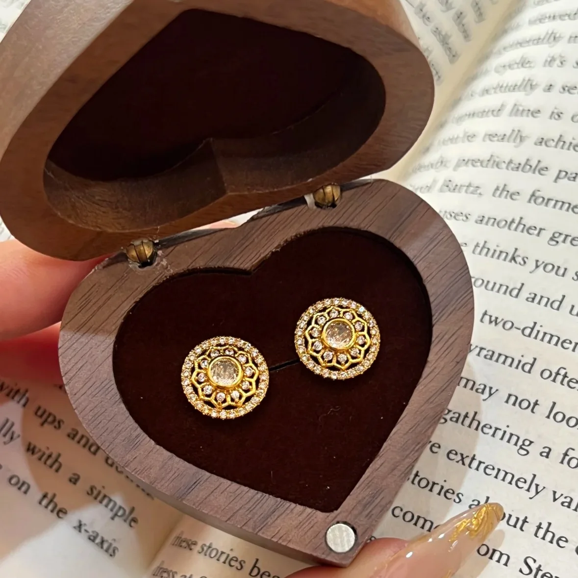 

Модные маленькие и изысканные серьги-гвоздики в стиле ретро с бриллиантами и подсолнухами, классические серьги высокого качества для женщин, ювелирные изделия