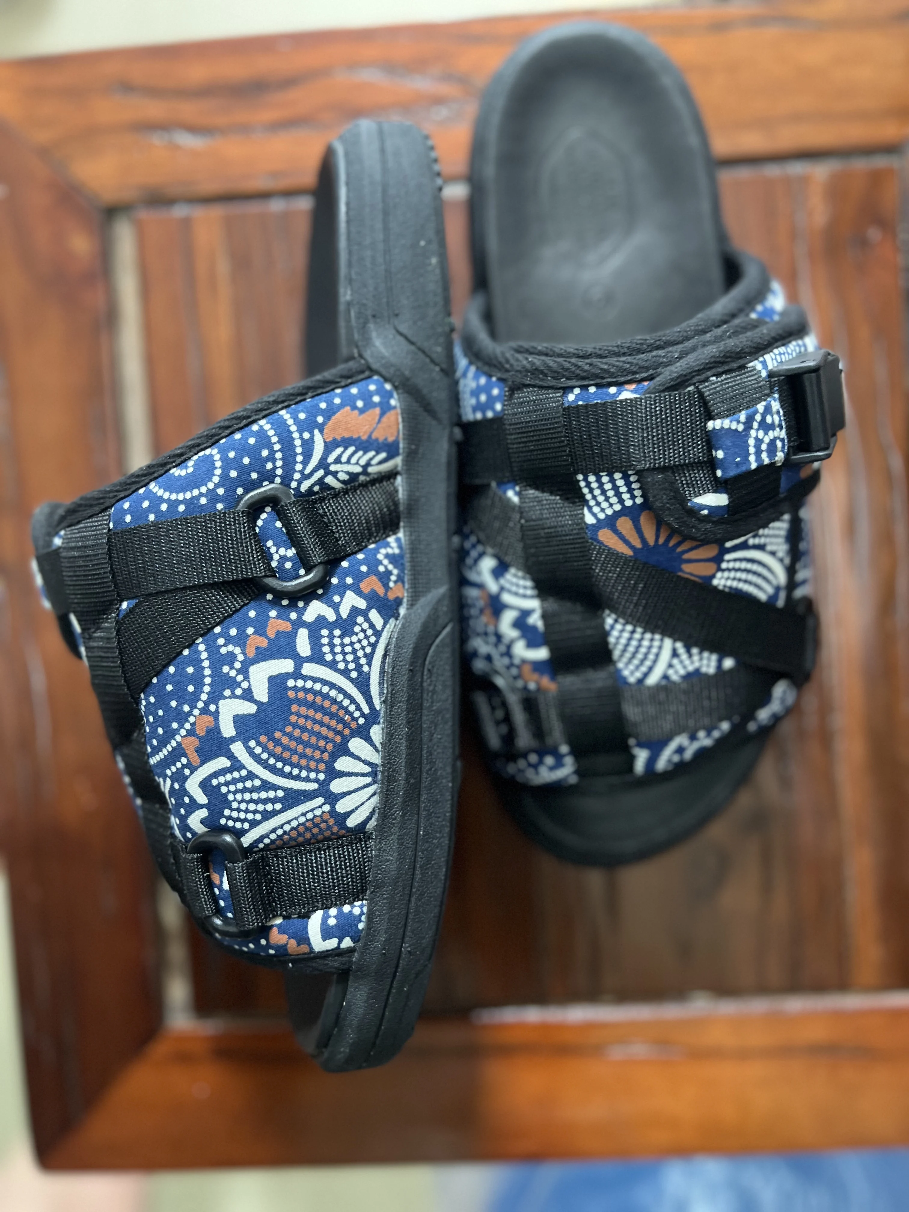 شباشب رجالية رياضية من الجلد مصبوغة باللون الأزرق من فيزفيم كريستو