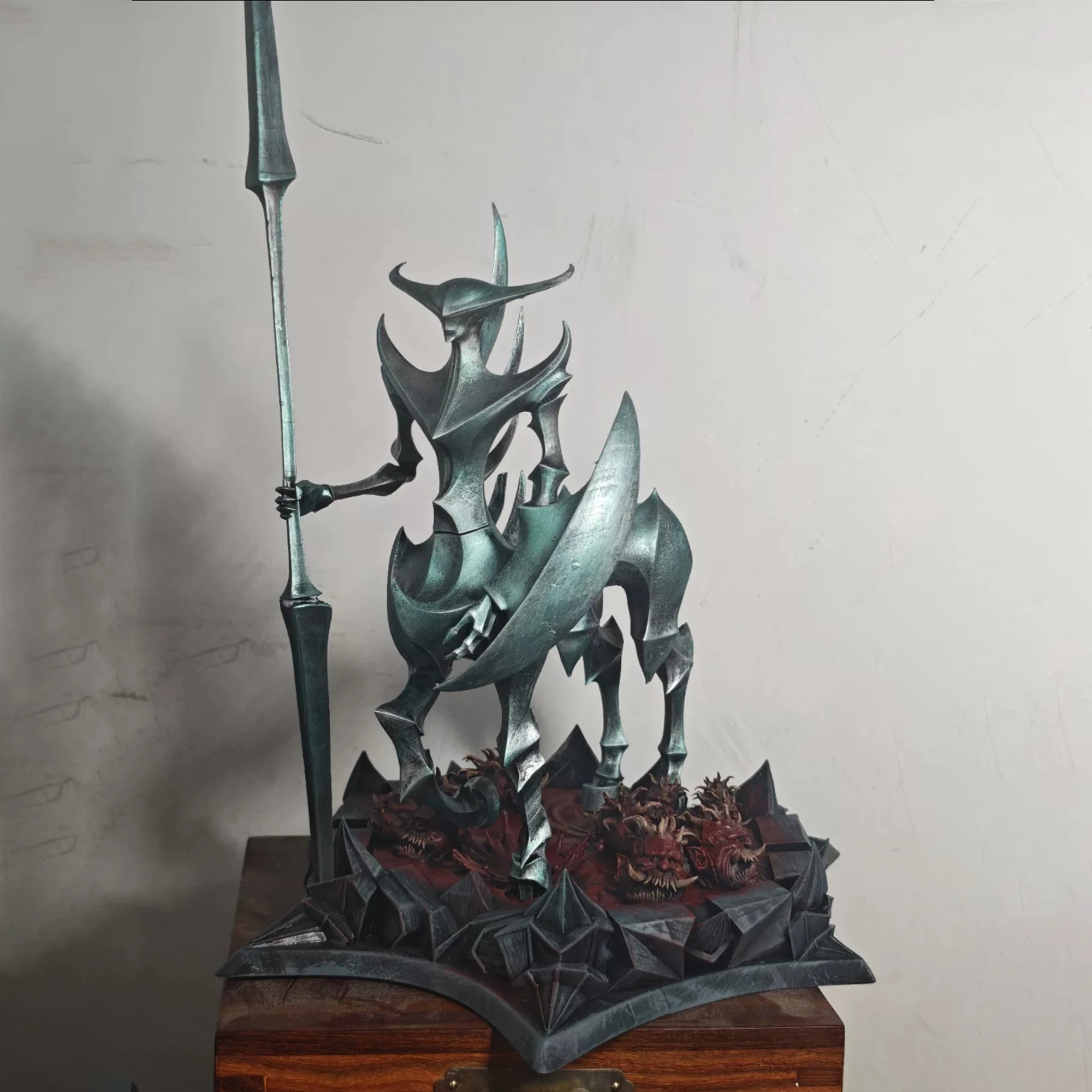 

Коллекционная статуэтка Berserk Locus Moonlight Knight Silver Armor Lance в форме Апостола, ручная роспись, из смолы