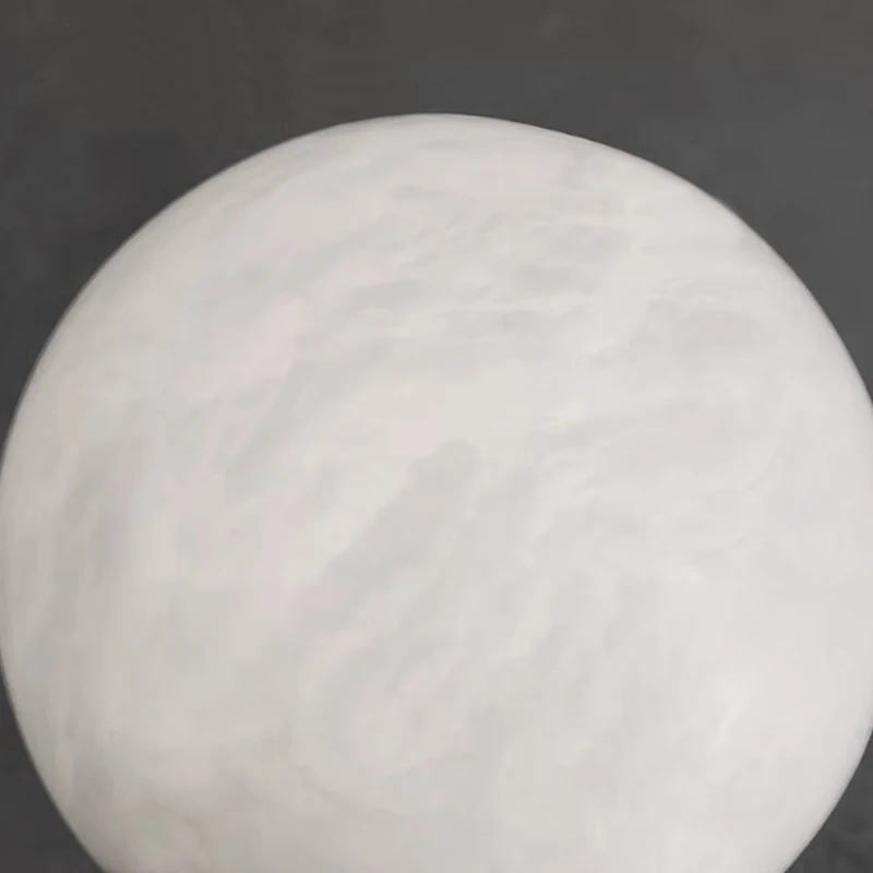 โคมไฟตั้งโต๊ะทรงกลมหินอ่อนทองเหลืองทันสมัย ไฟ LED ให้แสงสว่างในเวลากลางคืน