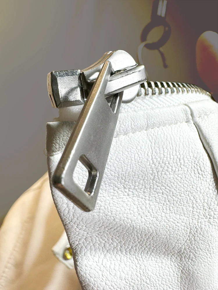 سترة جلدية قصيرة أنيقة وعصرية للنساء موديل 2025 خريف جديد بخصر مرتفع من الجلد الصناعي