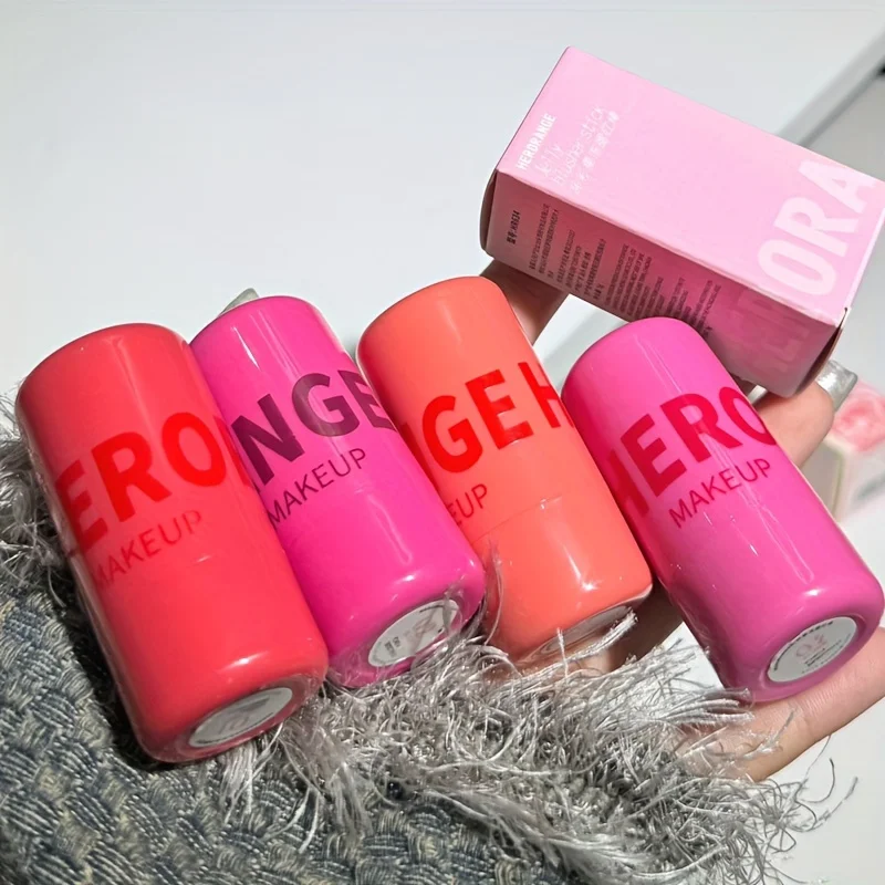 ベリーレッドの4色展開ジェリーリップバーム、防水で長時間保湿、自然なツヤのある唇と頬に。