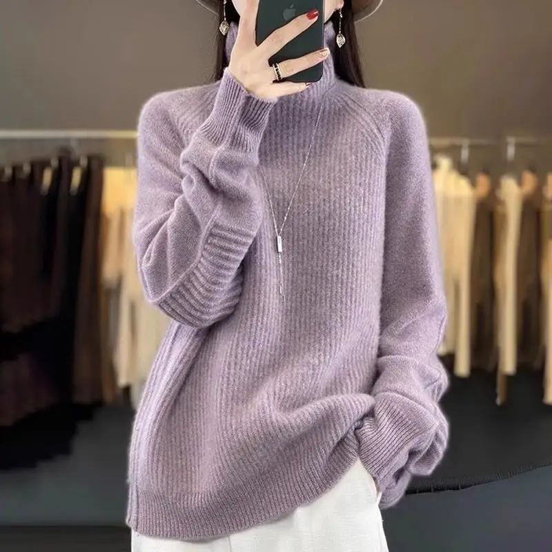 Sweater setengah turtleneck wanita 2025 musim dingin baru, atasan rajutan longgar, kaos dalaman kasual simpel bertemperamen, pullover tebal