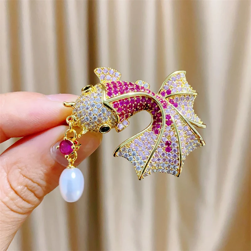 

New High-end Shiny Cubic Zirconia Lovely Goldfish Brooch Luxury Natural Freshwater Pearl Corsage Female Accessories Pins Badge