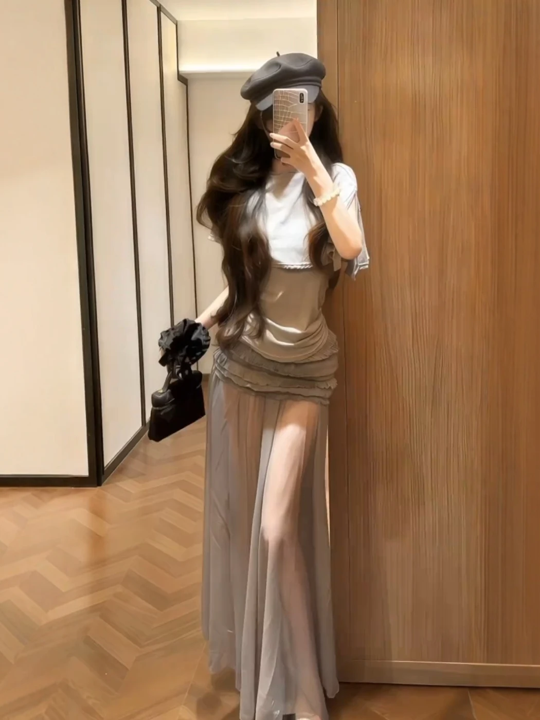 

Корейский дизайн: летний комплект из двух предметов – топ без рукавов и юбка-сетка с высокой талией. Модный женский ансамбль.