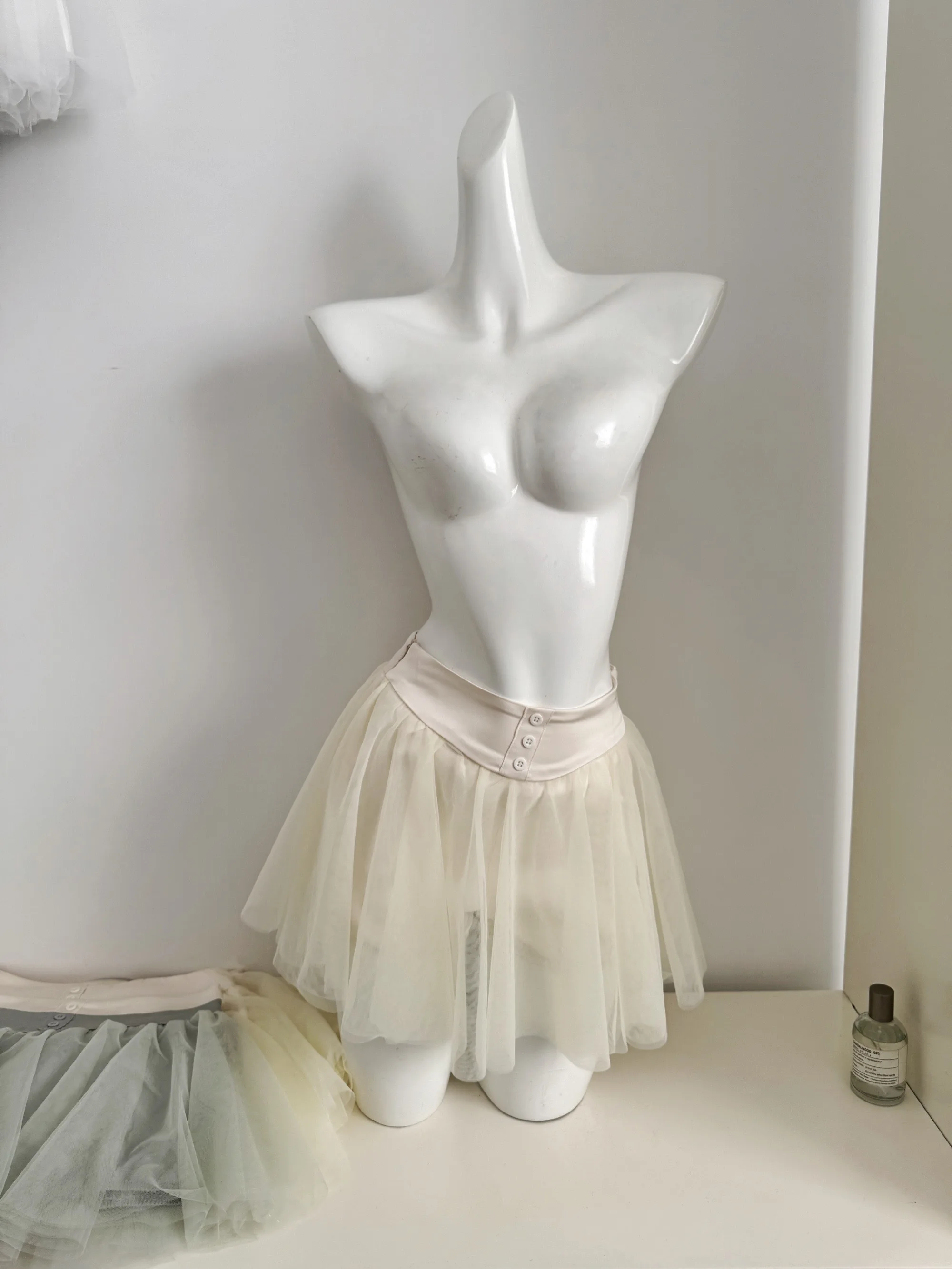 กระโปรงทรงเอไลน์ผ้าทูลล์หวานๆ สไตล์ผู้หญิง สำหรับฤดูใบไม้ผลิและฤดูใบไม้ร่วง สีพื้น เอวสูง กระโปรงสั้นผ้าตาข่าย