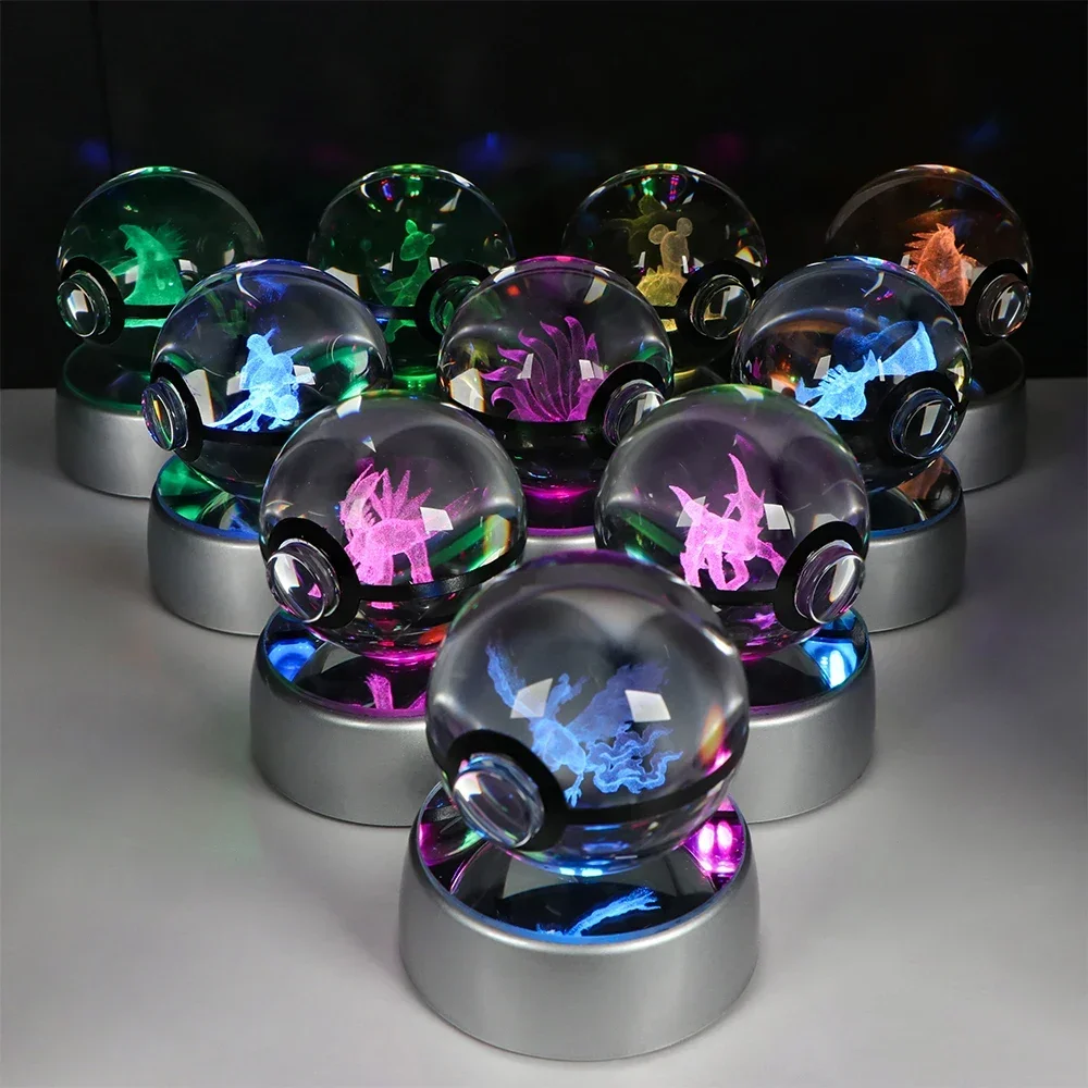 كرة بلورية ، Sprigatito ، Mimikyu ، Cubone ، Jigglypuff ، Rayquaza ، Riolu ، Charizard ، Eevee ، Mew ، شكل Pokeball ، كرة زجاجية خفيفة