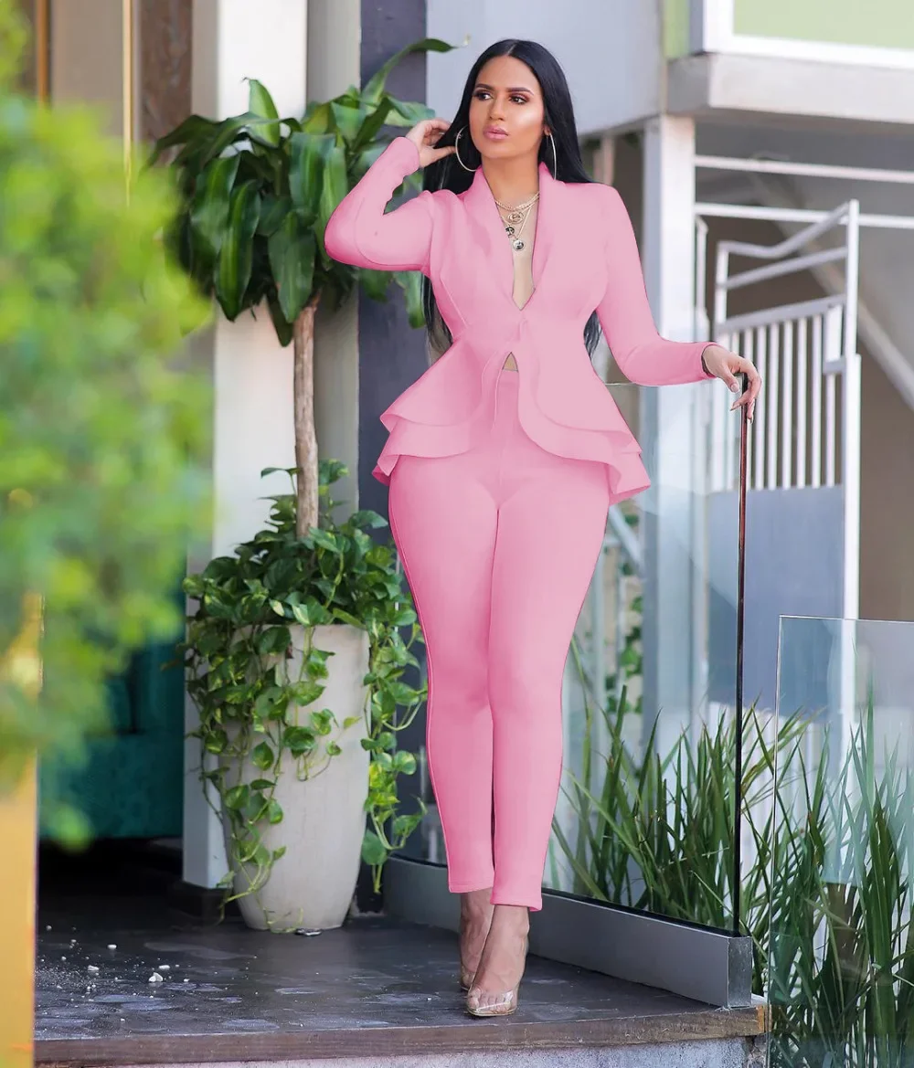 Herbstliches Damen-Outfit, bestehend aus zwei Teilen: ein einfarbiges Oberteil mit V-Ausschnitt und langen Ärmeln, ein Blazer mit Peplum-Saum und eine Bleistiftrockhose – ein elegantes, formelles Business-Outfit für den Büroalltag, erhältlich in großen Größen. – Detail 11