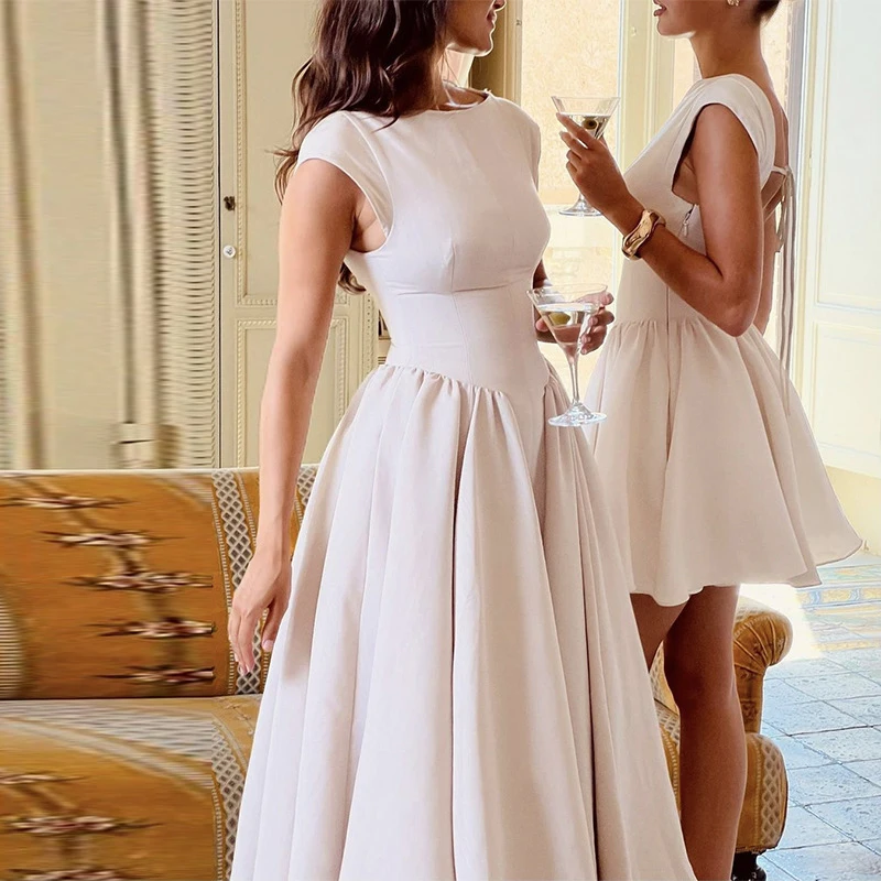 カジュアルシンプルなソリッドカラーの通勤ドレス女性 O ネックハイウエストプリーツパーティードレス新 2025 背中の開いた中空ビーチロングドレス