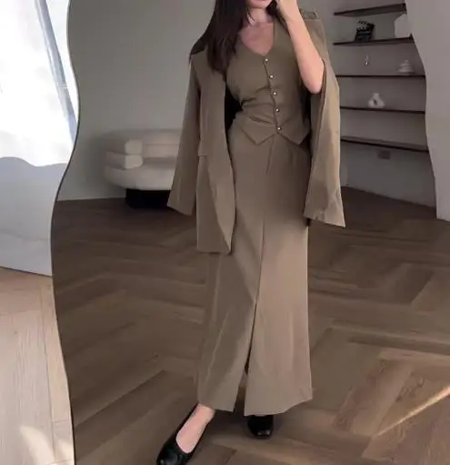 Весна/Лето 202, новая женская одежда, элитный коричневый костюм в стиле ретро, майка, полуюбка, темпераментный комплект из трех предметов