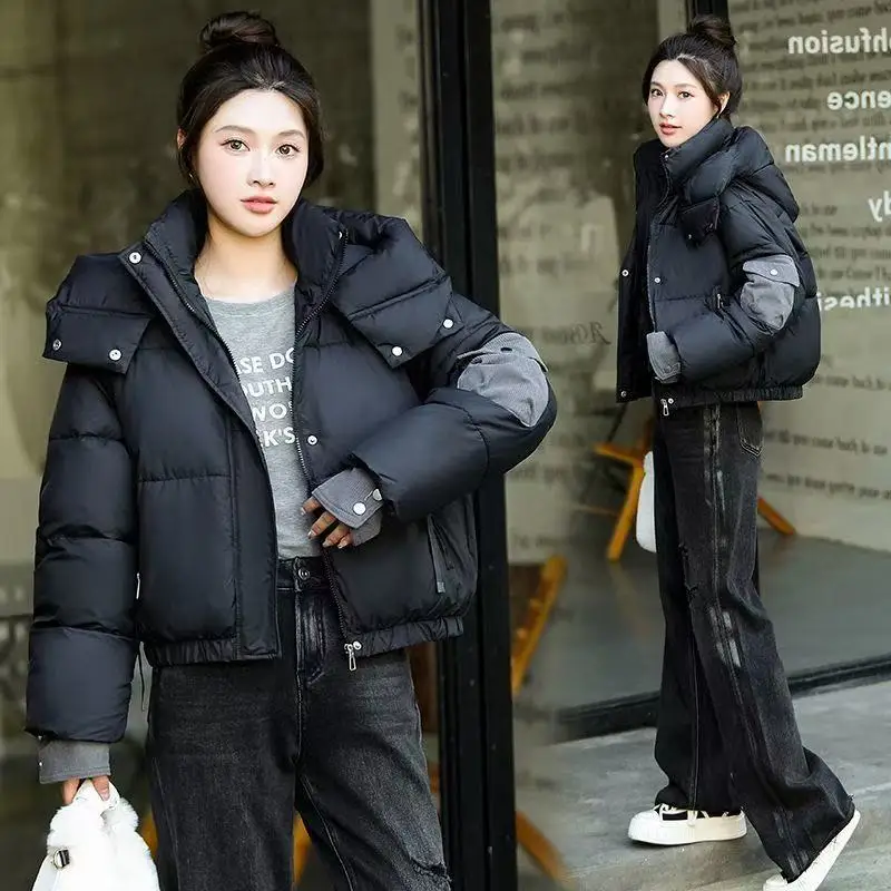 เสื้อโค้ทพาร์กาผู้หญิงแฟชั่นฤดูหนาวปี 2025 เสื้อแจ็คเก็ตบุผ้าฝ้ายแบบสั้นมีฮู้ด ดีไซน์ทันสมัย ให้ลุคหรูหราสำหรับสุภาพสตรี