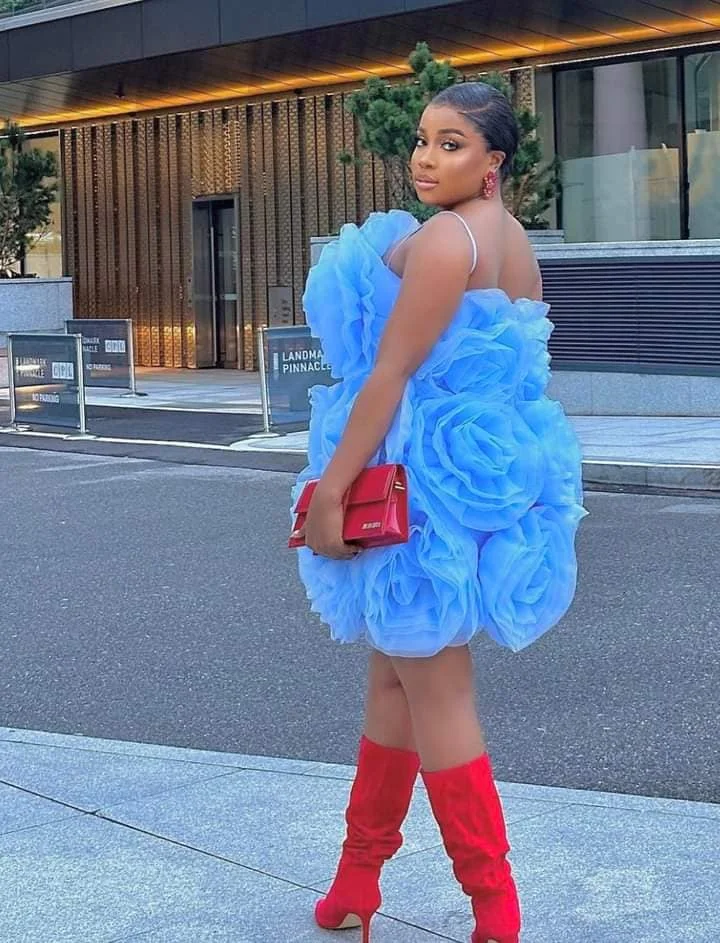 فساتين نسائية عصرية ثلاثية الأبعاد مصنوعة يدويًا على شكل زهرة للحفلات بدون حمالات من الأورجانزا فستان ماكسي صغير للنساء الأفريقيات