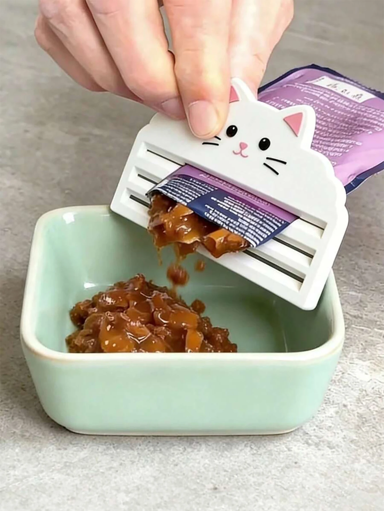 Exprimidor de comida para gatos, paquete de 1 unidad, exprimidor de comida para gatos portátil y multifuncional, exprime eficientemente la comida para gatos del saco, maximizando el uso de la comida para gatos sobrante, garantizando cero desperdicio. Diseñado para propietarios de gatos que valorizan la limpieza, la alimentación fácil y el manejo conveniente, este exprimidor es adecuado para todo tipo de bolsas de comida para gatos. Es Fácil de Limpiar, Simple de Usar y Conveniente, Previene Desperdicios. Es Ideal para Apretar Objetos de Diversas Formas, lo que lo Hace Perfecto para Cocinas Domésticas y de Viaje.