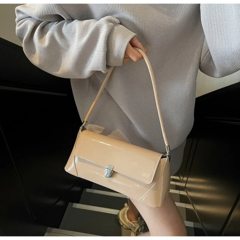 

Elite Women's Crossbody-Bag Made Of Lily-Patterned Leather Boasting Paris Casual Elegant Vintage Spacious Daily Look​