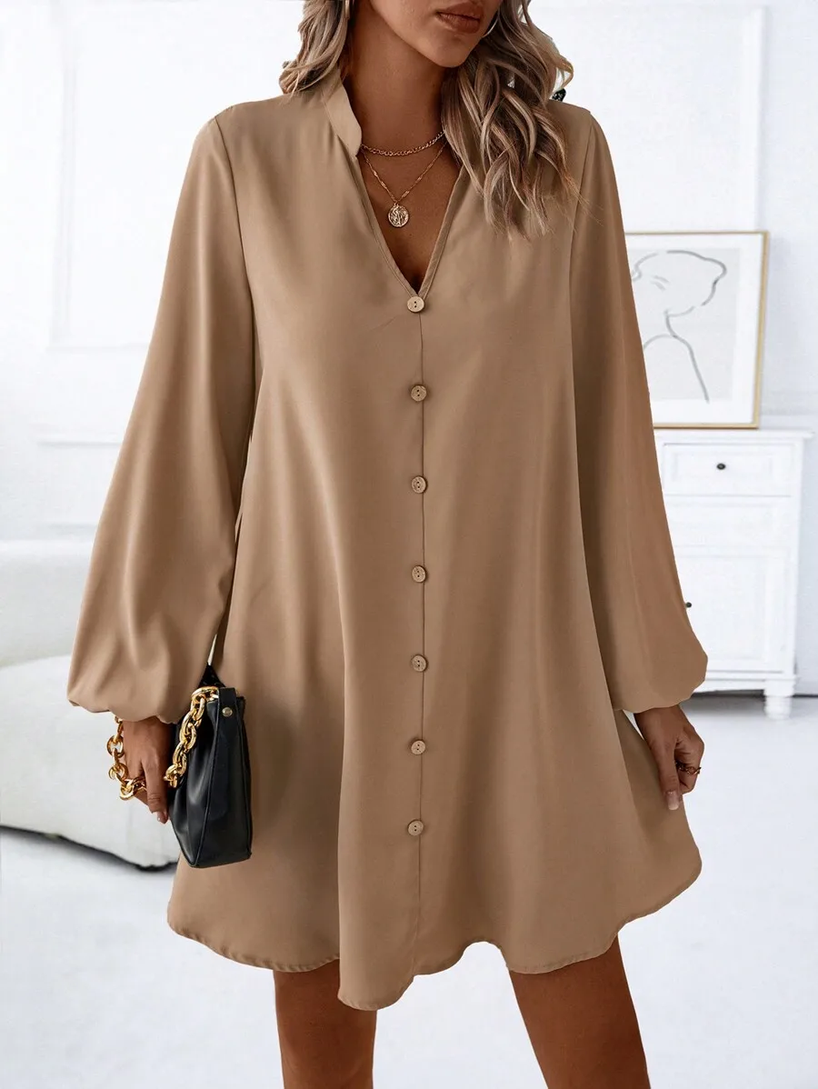 

Бежевое мини-платье А-силуэта с V-образным вырезом, пуговицами спереди и рукавами-фонариками