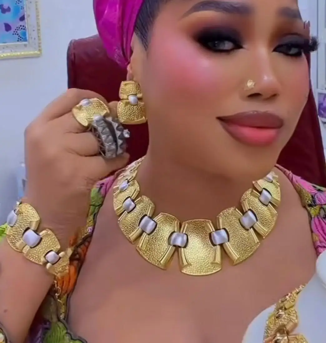 

Уникальный геометрический трехцветный итальянский ювелирный набор: хит продаж, текстурированные брелоки, ожерелья, браслеты, подвески-щупальца, кольца, набор из 4 предметов